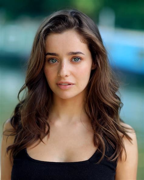 Holly Earl